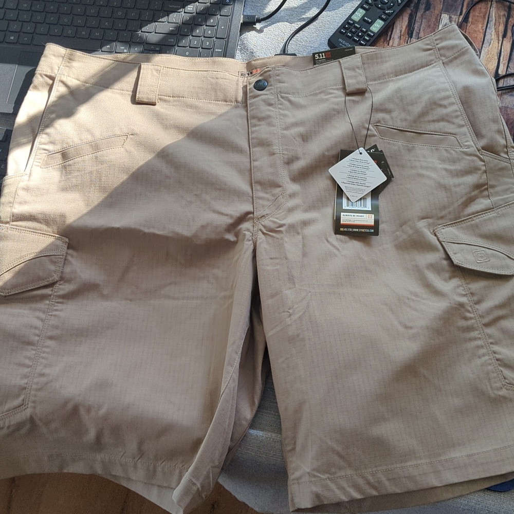 5.11 STRYKE SHORTS - Size 42
